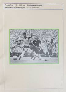  - World Cup 1954: 84 different black and white press photos from the 1954 FIFA World Cup in Switzerland, from the round of 16 to the third-place match. All original press photos from various photographers and agencies. Team photos and match scenes. 24.5x18 cm to 17x12 cm. --All photos were neatly mounted on archival cardboard (each easily removable). A short descriptive text for each photo is included on the front, and additional information about the photos, players, game scenes, and photographers is included on the back of the cardboard. All photos are contained in a single folder. This unique documentation of the 1954 FIFA World Cup is unique! Condition: A- - Bild 5