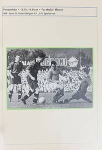  - World Cup 1954: 84 different black and white press photos from the 1954 FIFA World Cup in Switzerland, from the round of 16 to the third-place match. All original press photos from various photographers and agencies. Team photos and match scenes. 24.5x18 cm to 17x12 cm. --All photos were neatly mounted on archival cardboard (each easily removable). A short descriptive text for each photo is included on the front, and additional information about the photos, players, game scenes, and photographers is included on the back of the cardboard. All photos are contained in a single folder. This unique documentation of the 1954 FIFA World Cup is unique! Condition: A- - Bild 6