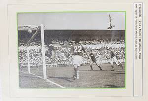 Pressefotosammlung WM 1954  | 84 verschiedene S/W-Pressefotos der Fußball - Weltmeisterschaft 1954 in der Schweiz von den 1/8 - Finals bis zum Spiel um Platz 3. Alles original Pressefotos von verschiedenen Fotografen und Agenturen. Mannschaftsfotos und Spielszenen. 24,5x18 cm bis 17x12 cm. - Bild 7