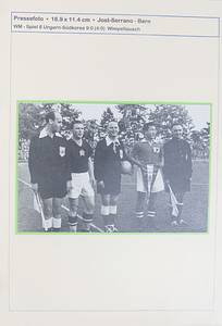 Pressefotosammlung WM 1954  | 84 verschiedene S/W-Pressefotos der Fußball - Weltmeisterschaft 1954 in der Schweiz von den 1/8 - Finals bis zum Spiel um Platz 3. Alles original Pressefotos von verschiedenen Fotografen und Agenturen. Mannschaftsfotos und Spielszenen. 24,5x18 cm bis 17x12 cm. - Bild 8