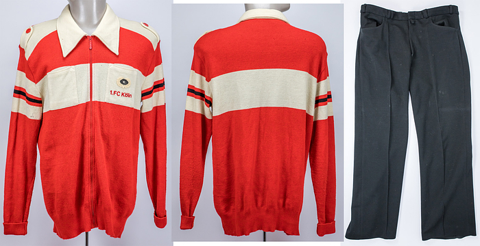Köln, 1.FC - Jacke + Hose 1968  | 1) Freizeitjacke des 1.FC Köln von Heinz Simmet für die Spieler der Bundesligamannschaft ca. 1968. Schurwolle, rot-weiß; mit aufgeflockten Schriftzug "1.FC Köln" auf der Brusttasche. Größe 56. Hersteller: "Carlo Gruber", Logo von Gruber auf der Brusttasche aufgenäht. Roter Reisverschluss; geknöpfte Schulterriemchen mit roten Knöpfen. Museumsstück! 2) Offizielle schwarze Anzugshose des 1.FC Köln von Heinz Simmet von adidas. 70%Polyacryl - 30% Schurwolle. Größe 50. Hersteller Schwahn/adidas. Status:ACC.
