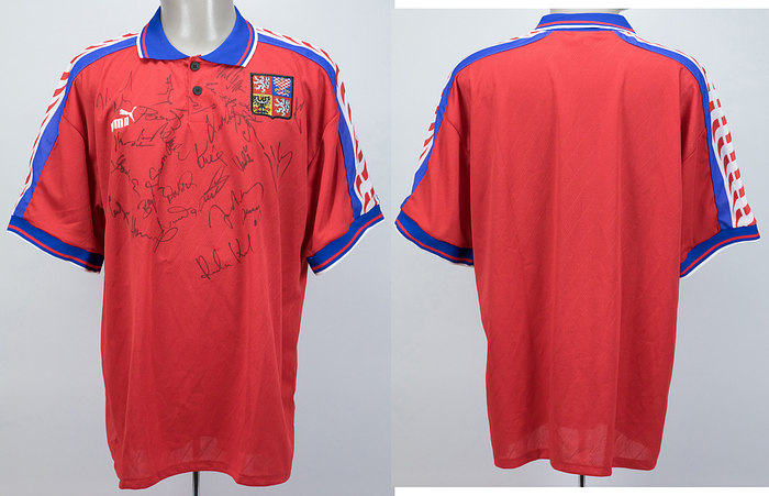  - Fan jersey of the Czech national team from 1996 with approximately 22 original signatures of the players from the Czech team that won the 1996 European Championship. Puma size XL. Condition: A