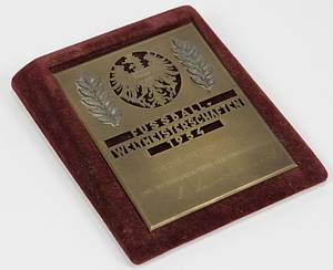 Siegerplakette Österreich 1954  | Offizielle Ehrenplakette für die Spieler der Nationalmannschaft von Österreich die bei der Fußball - Weltmeisterschaft 1954 den 3.Platz belegten. Mit gestanzter Inschrift "Fussball - Weltmeisterschaft 1954" und der Gravur "Für den Dritten Platz. Der Bundesminister für Unterricht". Bronze mit zwei aufgesetzten versilberten Lorbeerblättern, 11,3x9 cm. Dabei original Präsentationstableau mit Samtbezug für diese für diese Plakette. - Bild 2