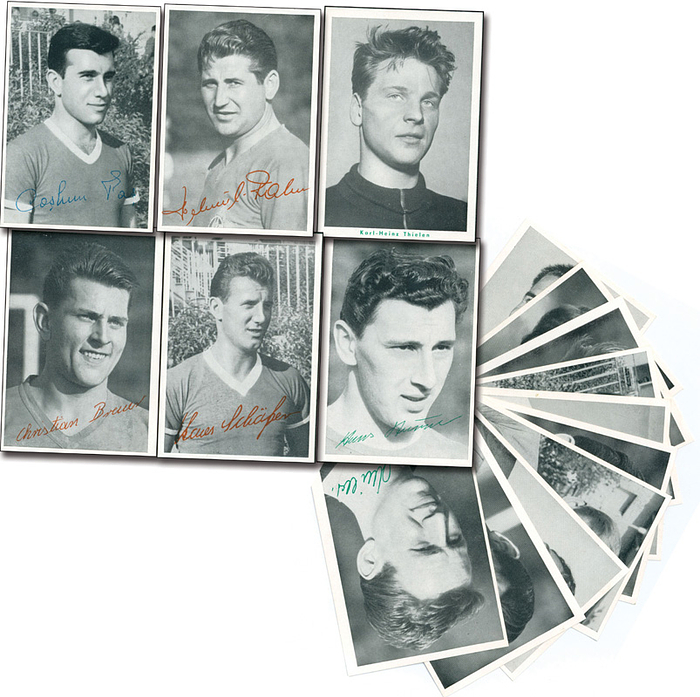 Sorry, no english description is available. ...  -  Condition: A-.....Diese Serie erschien im Jahre 1959 und zeigt die Spielerporträts des damaligen Kaders mit faksimilierten Unterschriften. Komplette Serie hatte 19 Bilder.--Geringe Kleberreste auf der Rückseite.
