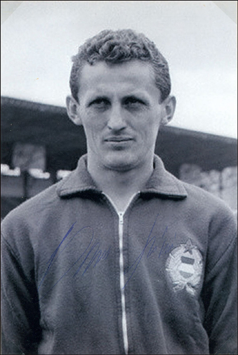 Albert, Florian  | (1941-2011) S/W-Reprofoto mit Originalsignatur vom verstorbenen Nationalspieler Ungarns Florian Albert (75 LS). 15x10 cm.