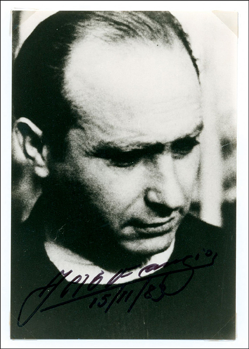 Fangio, Juan Manuel  | (1911-1995) Original Autograph auf S/W-Reprofoto von Juan Manuel Fangio. Argentinische Rennfahrerlegende und 5facher Formel I-Weltmeister 1951 - 1957. 13x9 cm.