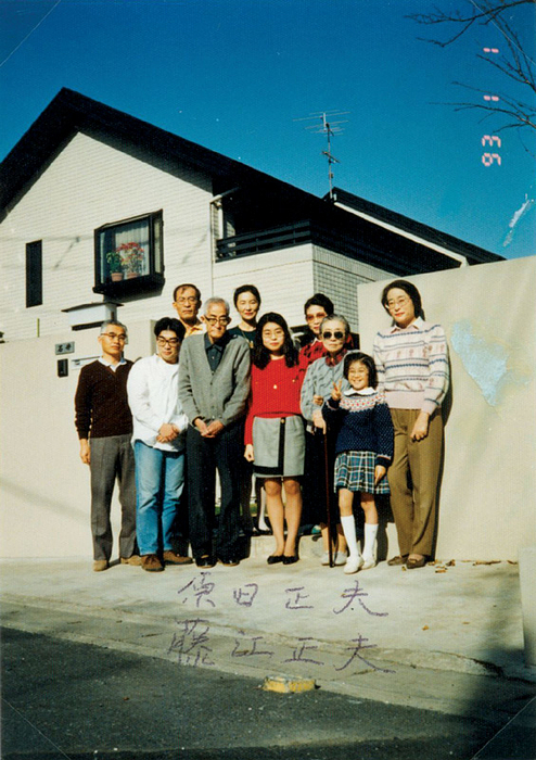 Harada, Maso  | (1912-2000) Farbfoto mit original Signatur von Maso Harada (JAP). Silbermedaille bei den Olympischen Spielen 1936 im Dreisprung, 12x8,5 cm.