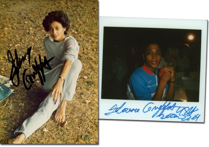 Griffith-Joyner, Florence  | (1959-1998) 2 Farbfotos jeweils mit Originalautogramm von Florence Griffith-Joyner (USA). Verstorbene dreifache Olympiasiegerin 1988 und zweifache Olympiazweite 1984 der Leichtathletik. 13x9 + 10x9,5 cm.