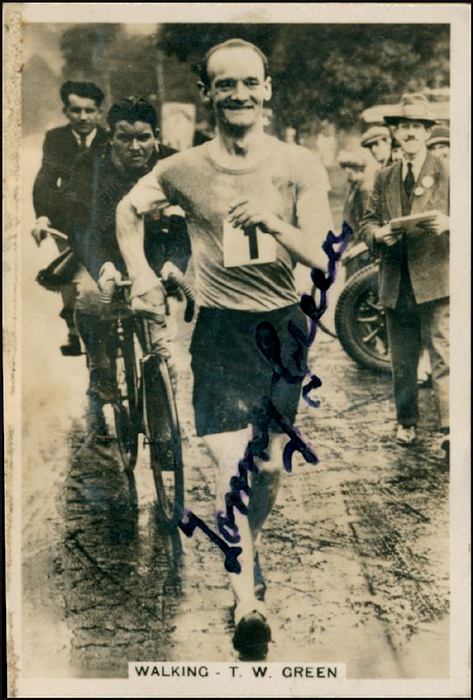 Green, Tommy  | (1894-1975) S/W-Fotosammelbild mit Originalsignatur von Thomas William (Tommy) Green (GBR) in Tinte. Britischer Geher und Olympiasieger 1932 im 50-km-Gehen. 7,5x5 cm.
