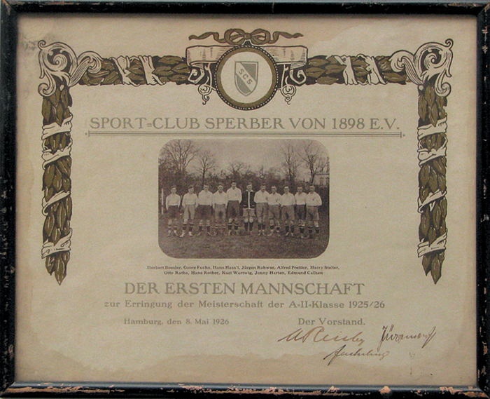 Sperber Hamburg German Football Diploma 1926 - German Football Diploma 1926: issued by the Hamburg Club Sperber im memory of the 1925/26 team, framed with b/w photo, size 28x23cm, cond. III. (GERMAN). Condition: C