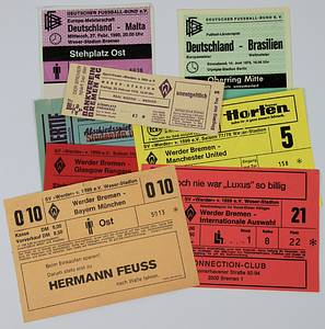 Bremen,Werder-Ticketsammlung 1970-1979  | Bundesligaticketsammlung Werder Bremen 1970 - 1979. 66 Eintritskarten von Werder Bremen (Bundesliga, DFB-Pokal, Europapokal). An den Ecken in einem Fotoalbum eingeklebet (lassen sich leicht herauslösen). Außerdem zwei DFB Länderspieltickets in Bremen (1973 + 1980). - Bild 3
