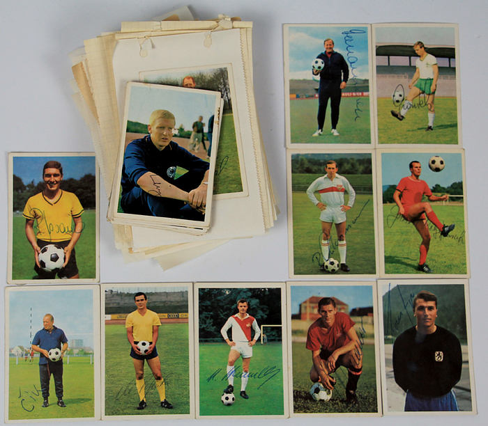 Sammelbilder-Bergmann1965-68  | 82 signierte Sammelkarten von Bergmann aus den Serie Fußball - Bundesliga 1956-1968. Karton je 9,5x6,5 cm