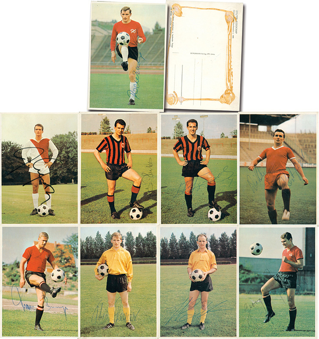 Sammelbilder-Bergmann 66  | 9 original signierte Farbpostkarten aus der Bergmann-Serie „Farbpostkarten der Bundesligaspieler 1966/67“ ohne Nummer mit dem Aufdruck „In dieser Serie erscheinen in laufender Folge die Bilder sämtlicher Bundesliga-Lizenzspieler“. Je 10,4 x 14,8 cm.