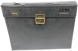 IBM Resultate OSW1964  | Original Mappe von IBM "IBM Resultate" mit dem geprägtem Logo der Olympischen Winterspiele Innsbruck 1964. Inhalt der Mappe ca. 100 Blatt mit ca. 120 aufmontierten S/W-Pressefotos (17,5x12 cm) der Sieger der Olympischen Winterspiele 1964 und Ergebnisse bzw. Bildtexte. Kunstledermappe mit Messingverschluss, 34x29x4 cm - Bild 2