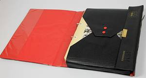 IBM Resultate OSW1964  | Original Mappe von IBM "IBM Resultate" mit dem geprägtem Logo der Olympischen Winterspiele Innsbruck 1964. Inhalt der Mappe ca. 100 Blatt mit ca. 120 aufmontierten S/W-Pressefotos (17,5x12 cm) der Sieger der Olympischen Winterspiele 1964 und Ergebnisse bzw. Bildtexte. Kunstledermappe mit Messingverschluss, 34x29x4 cm - Bild 3