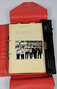 - Original IBM "IBM Results" folder with the embossed logo of the 1964 Innsbruck Winter Olympics. The folder contains approximately 100 sheets with about 120 mounted black and white press photos (17.5 x 12 cm) of the winners of the 1964 Winter Olympics, along with results and captions. Leatherette folder with brass clasp, 34 x 29 x 4 cm --The reason for creating the handcrafted folder is unknown. Presumably, it was for exclusive IBM clients. Very small print run. Condition: A- - Bild 4