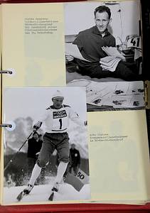  - Original IBM "IBM Results" folder with the embossed logo of the 1964 Innsbruck Winter Olympics. The folder contains approximately 100 sheets with about 120 mounted black and white press photos (17.5 x 12 cm) of the winners of the 1964 Winter Olympics, along with results and captions. Leatherette folder with brass clasp, 34 x 29 x 4 cm --The reason for creating the handcrafted folder is unknown. Presumably, it was for exclusive IBM clients. Very small print run. Condition: A- - Bild 5