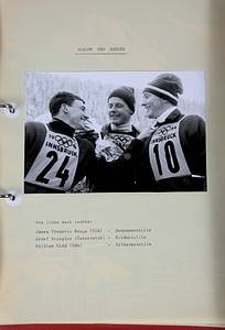 IBM Resultate OSW1964  | Original Mappe von IBM "IBM Resultate" mit dem geprägtem Logo der Olympischen Winterspiele Innsbruck 1964. Inhalt der Mappe ca. 100 Blatt mit ca. 120 aufmontierten S/W-Pressefotos (17,5x12 cm) der Sieger der Olympischen Winterspiele 1964 und Ergebnisse bzw. Bildtexte. Kunstledermappe mit Messingverschluss, 34x29x4 cm - Bild 6