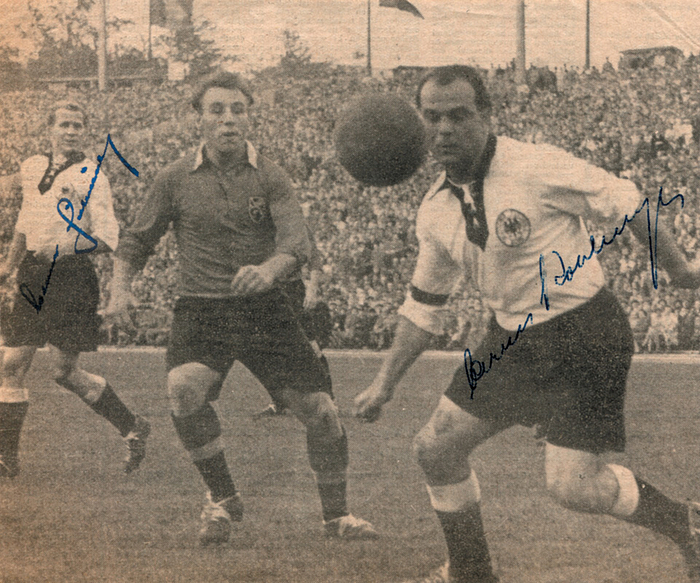 WM 1954 Autographen  | s/w-Zeitungsbild mit den Originalsignaturen der Weltmeister von 1954 Werner Kohlmeyer (1924-1974) und Werner Liebrich (1935-1993). 17,5x14,7 cm.