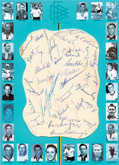 Nationalmannschaft 54-58  | Blancobeleg (19x14 cm) mit 26 original Signaturen deutscher Nationalspieler aus der Zeit 1954 - 1958. Darunter 16 Spieler der Weltmeisterschaft 1954. Aufmontiert auf Sammlerblatt mit den Porträts der Spieler, 30x21 cm.