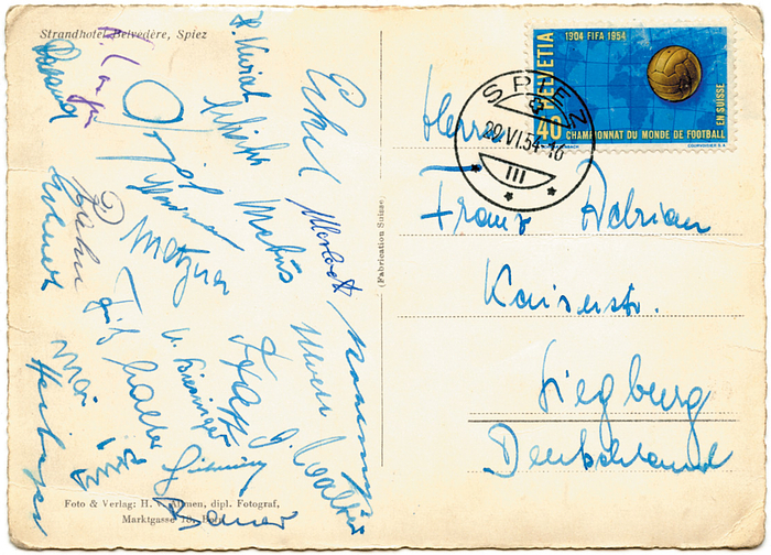 Weltmeister 1954  | Original s/w-Postkarte von der Fußball - Weltmeisterschaft 1954 aus dem Quartier der deutschen Nationalmannschaft in Spiez mit 21 original Signaturen der Spieler und 3 Trainer + Betreuer. Karte ist abgestempelt am 29.6.1954 in Spiez. 14x8,5 cm.