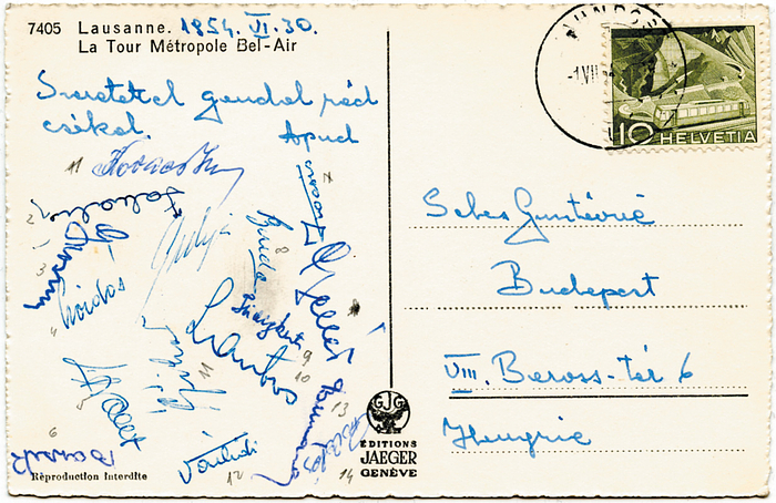 Ungarn 1954 -PK  | S/W-Postkarte von Nationalmannschaft von Ungarn vom 30.5.1954 aus Lausanne von Halbfinalspiel der Fußball - Weltmeisterschaft 1954 Ungarn v Uruguay (4:2 n.V.). Mit 15 original Signaturen der Spieler (alle verstroben) Lantos (1928-1989), Zakarias (1924-1971), Kosics (1929-1979), Boszik (1925-1978), Czibor, Kovacs, Grosics, Csordas (1932-1968), Lorant (1923-1981), Budai (1928-1983), Hidekuti, Buzaanszky, Palotas (1929-1967), Geller, Varhidi, 14x9 cm.