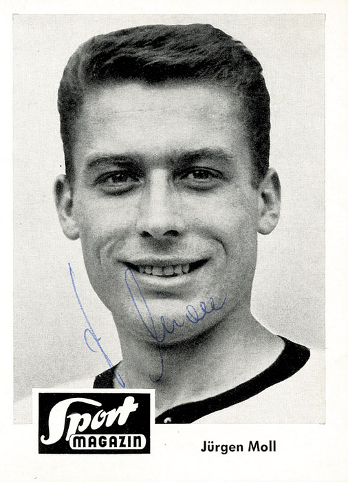 Moll, Jürgen  | (1939-1968) Sportmagazin Sammelkarte mit Originalsignatur von Jürgen Moll. 1958 bis 1968 278 Punktspiele für Eintracht Braunschweig, Deutscher Meister 1967 mit Braunschweig. Karton, 10,5x7,5 cm.