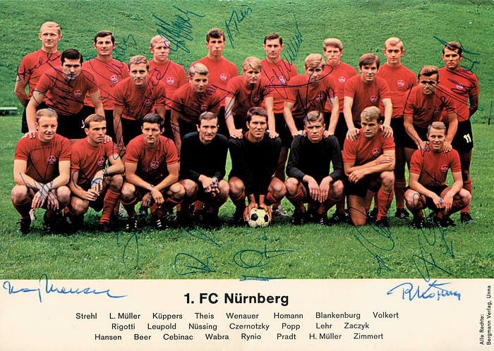 Nürnberg,1.FC - 1967/68  | Farbige Großkarte (Bergmann) des Bundesligakaders 1968/69 1.FC Nürnberg mit 21 Originalsignaturen. 21x14,8 cm.