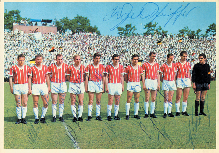 Aachen,Alemannia - 1967  | Farb-Mannschaftsbild (Bergmann-Sammelbilder) 1967 mit 12 Originalsignaturen der Mannschaft von Alemannia Aachen, 14,5x10,5 cm.