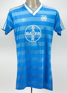 Sorry, no english description is available. ...  -  Condition: B+.....Trikotkurzarm; Größe ca. 6/7; Vereins-Logo geflockt; adidas-Logo aufgedruckt; Rückennummer und Schriftzug 'Uerdingen' geflockt; Trikot hat Gebrauchsspuren (am Kragen eine Naht leicht gerissen; Wäschezeichen wurde von Mathias Herget herausgeschnitten); adidas. Der Einlieferer hat dieses Trikot direkt aus Sammlung vom deutschen Natinonalspieler Mathhias Herget. - Bild 2