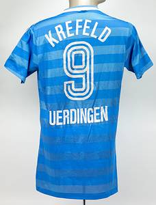 Sorry, no english description is available. ...  -  Condition: B+.....Trikotkurzarm; Größe ca. 6/7; Vereins-Logo geflockt; adidas-Logo aufgedruckt; Rückennummer und Schriftzug 'Uerdingen' geflockt; Trikot hat Gebrauchsspuren (am Kragen eine Naht leicht gerissen; Wäschezeichen wurde von Mathias Herget herausgeschnitten); adidas. Der Einlieferer hat dieses Trikot direkt aus Sammlung vom deutschen Natinonalspieler Mathhias Herget. - Bild 3