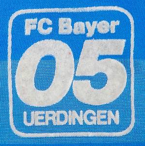 Sorry, no english description is available. ...  -  Condition: B+.....Trikotkurzarm; Größe ca. 6/7; Vereins-Logo geflockt; adidas-Logo aufgedruckt; Rückennummer und Schriftzug 'Uerdingen' geflockt; Trikot hat Gebrauchsspuren (am Kragen eine Naht leicht gerissen; Wäschezeichen wurde von Mathias Herget herausgeschnitten); adidas. Der Einlieferer hat dieses Trikot direkt aus Sammlung vom deutschen Natinonalspieler Mathhias Herget. - Bild 4