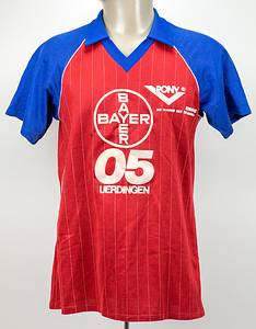 match worn football shirt Bayer Uerdingen 19984 - Original match worn shirt FC Bayer 05 Uerdingen with number 11. Worn in a  bundesliga match between 1984 and 1987. Status: ACC. Long sleeved shirt; size 5/6; flocked club emblem; printed adidas emblem; gummed number and inscription "Krefeld Uerdingen". Shirt shows signs of usage (small stain on Bayer inscription); adidas. Condition: A- - Bild 2
