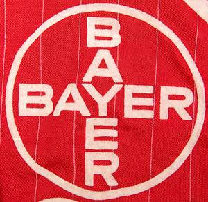 match worn football shirt Bayer Uerdingen 19984 - Original match worn shirt FC Bayer 05 Uerdingen with number 11. Worn in a  bundesliga match between 1984 and 1987. Status: ACC. Long sleeved shirt; size 5/6; flocked club emblem; printed adidas emblem; gummed number and inscription "Krefeld Uerdingen". Shirt shows signs of usage (small stain on Bayer inscription); adidas. Condition: A- - Bild 4