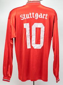 - Original match-worn VfB Stuttgart player shirt with the number 10. Worn in matches of the 1993/1994 Bundesliga season. Sponsor: Südmilch. Status: ACA. --Long-sleeved jersey; size approximately 7/8 (label heavily faded). Embroidered club emblem sewn on; back number and club name thinly flocked; sponsor logo flocked. Adidas logo thinly foiled; manufacturer: Adidas Equipment. The jersey comes directly from the collection of a former high-ranking VfB Stuttgart official, who received this jersey directly from a player in the 1993/94 season. Condition: A- - Bild 3