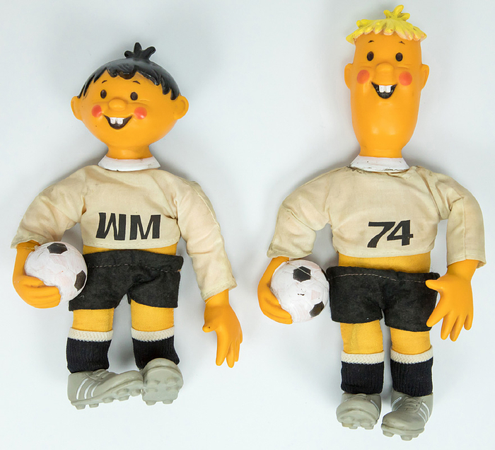 Maskottchen WM 1974  | „Tip und Tap“ . Die offiziellen Maskottchen der WM 1974 in Deutschland. Körper aus Stoff; Kopf, Hände, Schuhe und Bälle aus Kunststoff. Höhe 25 + 20 cm.