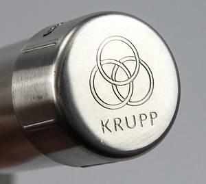 Olympic Games 1972. Official Munich Torch - Original torch from the Olympic relay from Olympia to Munich. manufacturers: Krupp, Essen. Stainless steel with engraving on the grip „Munich 1972“ and Olympic rings. The symbol of the Olympic Games 1972 „Spiral“is etched onto the big plate. 73 cm high, diameter of the plate 21.5 cm Beautiful and impressive piece. --with  signs of usage and one small dent Condition: B - Bild 7