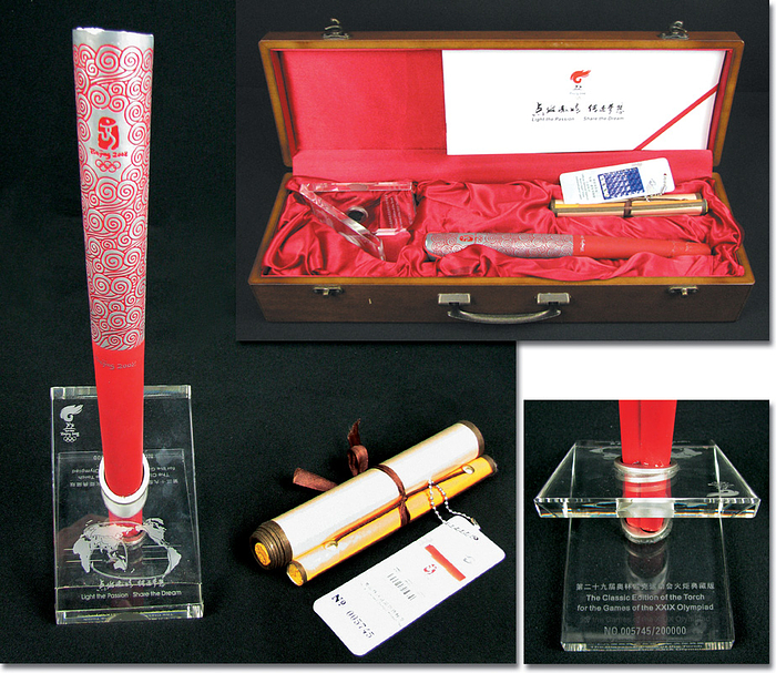 Olympiafackel 2008  | Original Miniaturfackel der Olympischen Spiele Peking 2008. Mit Aufsteller aus Glas mit Gravur und Aufschrift und Zertifikat. Aluminium, 29 cm hoch. In original Holzkassette (48,5x15x10 cm). Nummeriert, hier Nr. 027242/200000.