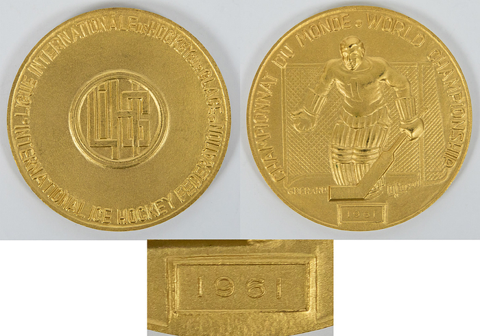 Siegermedaille 1961  | Goldmedaille der Eishockey - Weltmeisterschaften 1961 in Genf / Lausanne mit der Inschrift „Championnat du Monde. World Championship 1961". Bekamen die Spieler von Kanada für den Weltmeister Titel. Hersteller: "G.Berad". Bronze, vergoldet, 6 cm.