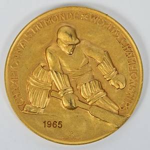  - Gold medal from the 1965 Ice Hockey World Championships with the inscription "Championnat du Monde. World Championship" and the engraving "1965." Awarded to the USSR players for the world championship title. Manufacturer: "Hugenin." Bronze, gold-plated, 6 cm --Approximately 35 medals were issued. --a small dent on the edge -- From the collection of a former Swiss ice hockey club president, who collected these medals between approximately 1964 and 1980. Condition: A- - Bild 2