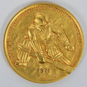 Siegermedaille 1971  | Goldmedaille der Eishockey - Weltmeisterschaften 1971 in Bern /Genf mit der Inschrift „Championnat du Monde. World Championship" und der Gravur "1971“. Bekamen die Spieler der UdSSR für den Weltmeister Titel. Hersteller: "Hugenin". Bronze, vergoldet, 6 cm. - Bild 2