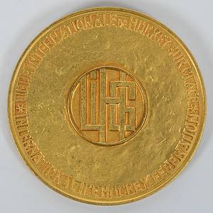 Siegermedaille 1971  | Goldmedaille der Eishockey - Weltmeisterschaften 1971 in Bern /Genf mit der Inschrift „Championnat du Monde. World Championship" und der Gravur "1971“. Bekamen die Spieler der UdSSR für den Weltmeister Titel. Hersteller: "Hugenin". Bronze, vergoldet, 6 cm. - Bild 3