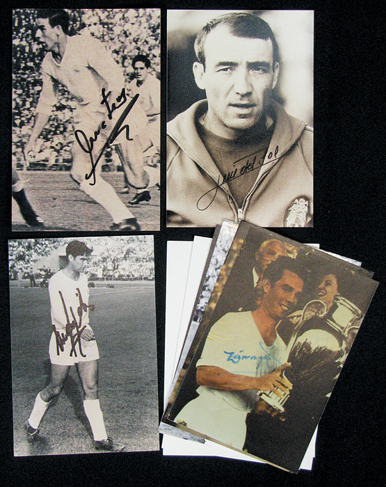 Madrid, Real 1956-60  | 9 Autogramme "Real Madrid - die glorreiche Zeit 1956-1960" auf 7 Reprofotos von del Sol, Lesmes (1926-2012), Joseito (1926-2007), Marquitos (1933-2012), Mateos (1934-2001), Zarraga (1930-2012), Santisteban und auf 2 Karteikarten von Pantaleon und Grosso (1943-2002). Je ca.15x10 cm).