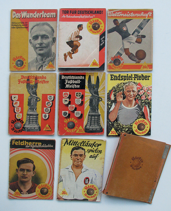 Sorry, no english description is available. ...  - 320 Seiten, 16x24cm, Karton, zahlreiche Fotos, Kicker 1937-1939. Condition: C.....Die Hefte wurden von der bekannten Fußballzeitung „Kicker“ ca. 1938 veröffentlicht und sind sehr selten zu finden. Zustand der Hefte recht unterschiedlich. Der Rücken des Sammelordners ist angeplatzt.