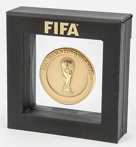 Teilnehmermedaille WM2022  | „FIFA World Cup Quatar 2022“. Offizielle Teilnehmermedaille für Fußball - Weltmeisterschaft 2022. Bronze, vergoldet 5,0cm. Im original Etui mit der Aufschrift "FIFA". - Bild 3