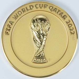 Teilnehmermedaille WM2022  | „FIFA World Cup Quatar 2022“. Offizielle Teilnehmermedaille für Fußball - Weltmeisterschaft 2022. Bronze, vergoldet 5,0cm. Im original Etui mit der Aufschrift "FIFA". - Bild 4