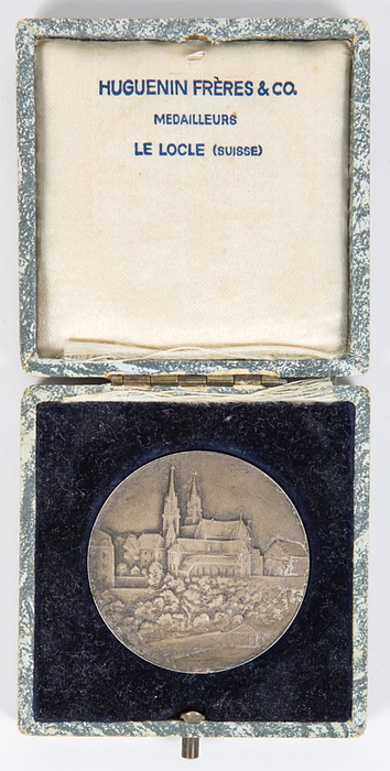 Länderspielmedaille 1925  | Teilnehmermedaille des schweizer Fußballverbandes mit der Inschrift "SFAV Länderspiel Schweiz - Deutschland Basel 25.Oktober 1925" (0:4). Silber (gepunzt, 900er), Hersteller: "Huegenin", 4 cm. In original Box.