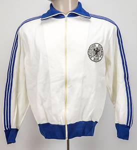 Seidentuch WM 1954  | Drei vierfarbig bedrucktes Seidentücher „Fussball Weltmeisterschaft 1954“ mit den Flaggen der teilnehmenden Mannschaften. Drei verschiedene Motive. Hersteller: Stoffels. 27x27 cm. In original Pappbox. - Bild 2