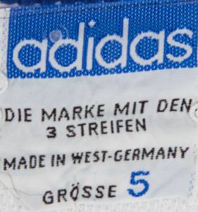  - World Cup 1954. Commemorative Silk Scarf: Three four-color printed silk scarves "1954 World Cup" featuring the flags of the participating teams. Three different designs. Manufacturer: Stoffels. 27 x 27 cm. In original cardboard box. --Rare, beautiful souvenir pieces. Extremely fine (EF). Condition: A - Bild 6