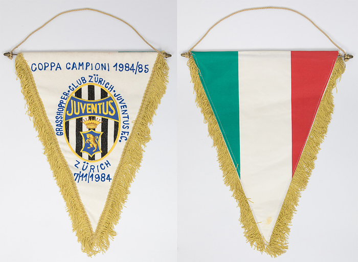 Turin,Juve - Spielwimpel 1984  | Originalspielwimpel Juventus Turin mit aufgesticktem Schriftzug „Coppa Campioni 1984/85 Grasshoppers Club Zürich v Juventus F.C. (Turin) Zürich 7 / 11/ 1984“ (2:4) mit aufgesetztem bestickten Vereinslogo. Rückseite in Nationalfarben Italiens. Leinenwimpel mit Seidenfransen. Metallstange. 42x32 cm.